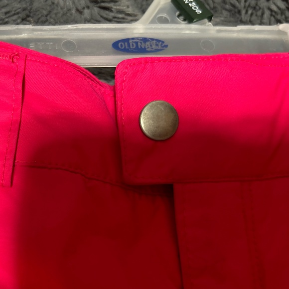 Columbia snowpants with adjustable waist and ankle strap for snug fit over boots - Picture 4 of 9